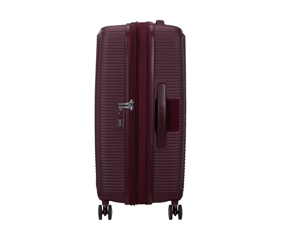 Mittelgroßer American Tourister Soundbox Hartschalen-Koffer in Wildkirschrot mit Reißverschluss, Kombinationsschloss und vier Spinner-Rollen.