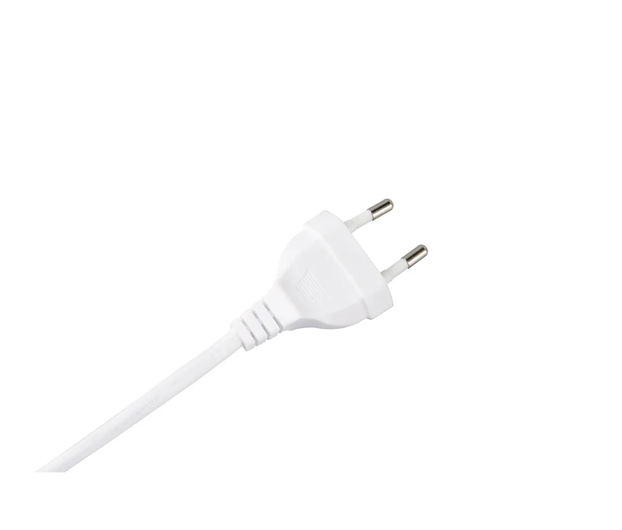 Weißer Netzstecker mit zwei Metallstiften und einem weißen Kabel, das davon ausgeht.