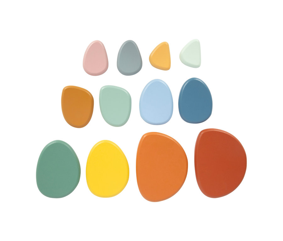 small foot Montessori-Bundle 1: Zwölf unregelmäßig geformte, flache, bunte Teile in verschiedenen Größen und Farben, darunter Rosa, Grau, Hellgrün, Gelb, Orange, Hellblau, Dunkelblau, Türkis und Rotbraun, auf weißem Hintergrund.