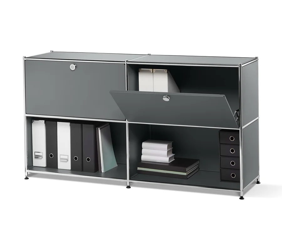 Graues Metall-Sideboard mit 2 versetzbaren Klappenfächern, Regalböden mit Büchern und Ordnern.