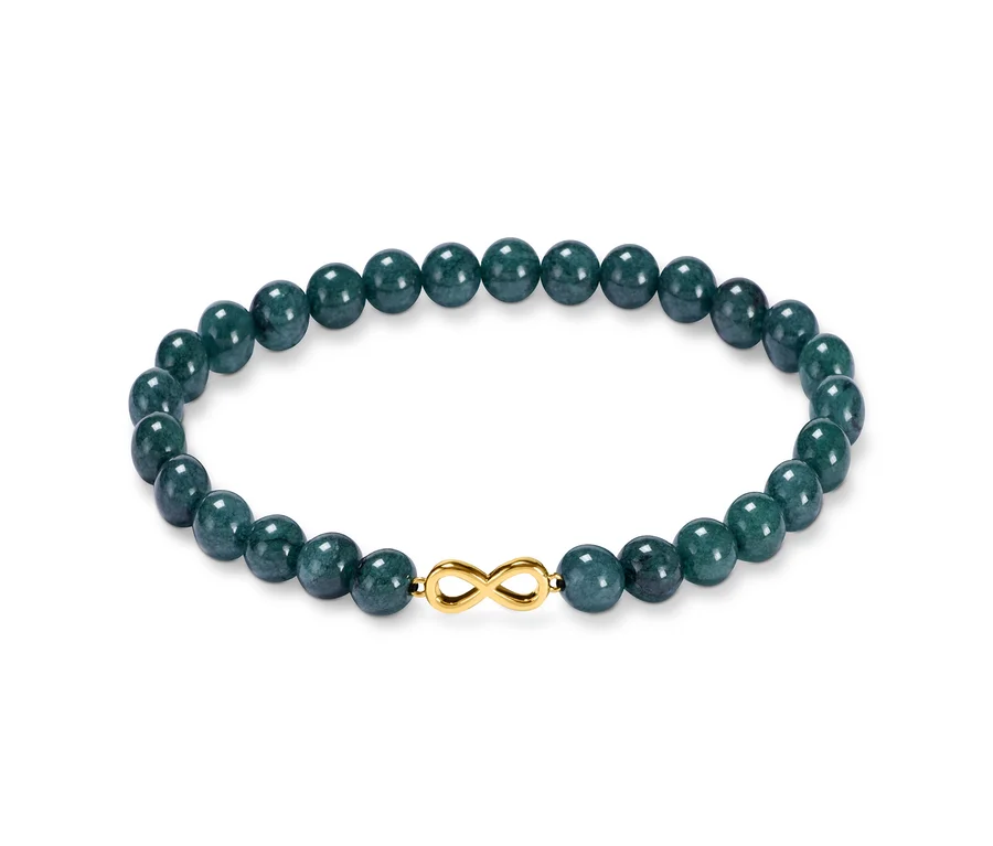 Jade-Armband mit goldfarbener Verzierung.