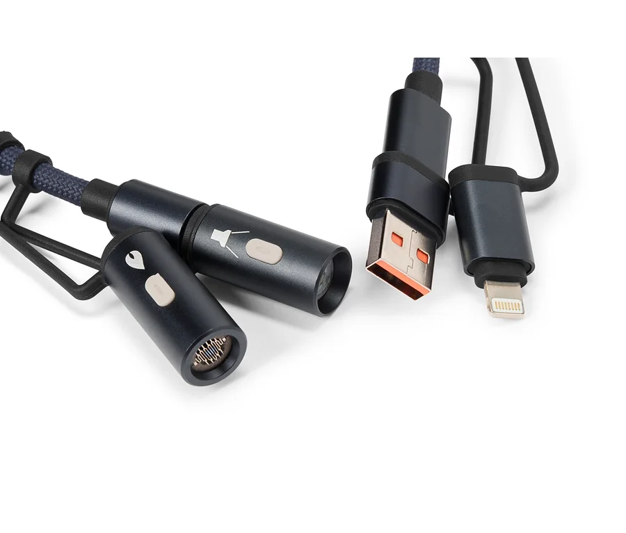 Nahaufnahme eines blauen USB-Kabels mit USB-, iPhone- und Mikrophon-Anschlüssen auf weißem Grund.