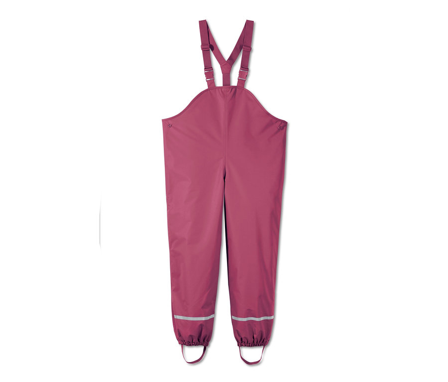 Eine rosafarbene Thermo-Regenhose mit Latz und Reflektoren an den Beinenden.