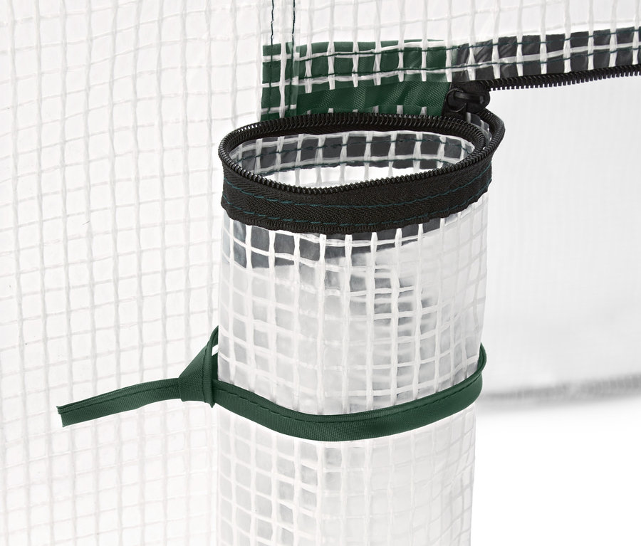 Detailansicht eines Pflanzenschutz-Zeltes mit aufrollbarer Tür und einem Band.