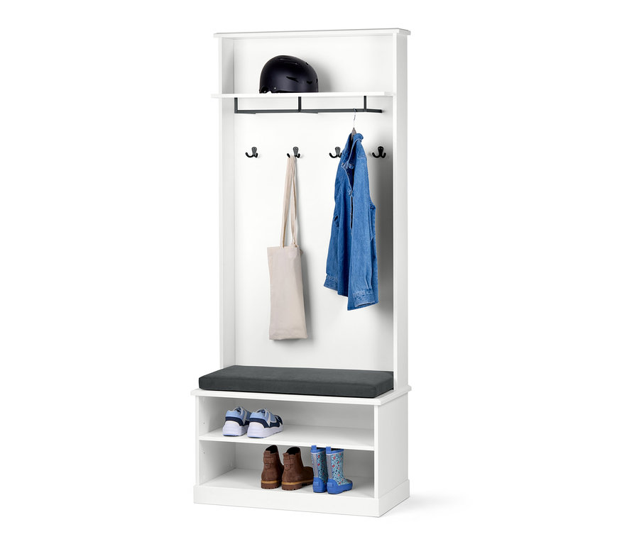 Garderobe mit Sitzbank im Landhausstil. Auf der oberen Ablage steht ein schwarzer Helm, darunter hängen eine Tasche und eine Jacke.