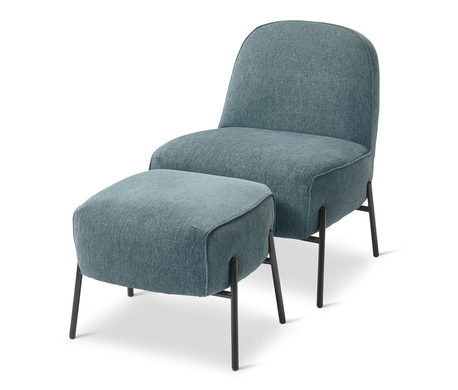Blauer Sessel mit Fußhocker.