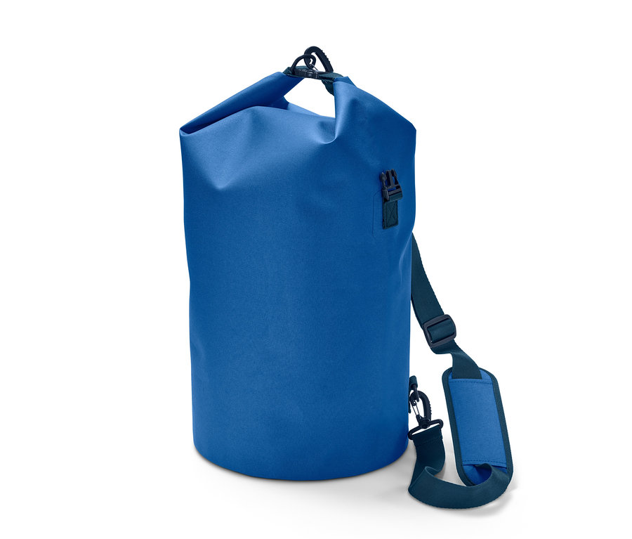 Ein blauer, wasserdichter 25-l-Packsack mit Schultergurt.