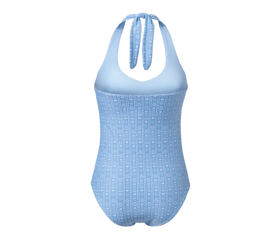 Detailansicht des Badeanzugs mit recyceltem Material in Hellblau mit geometrischem Muster.