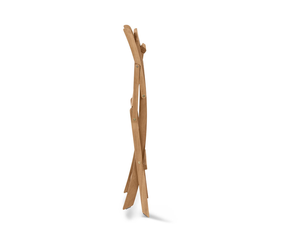Ein zusammengeklappter Holzstuhl auf einem weißen Hintergrund.