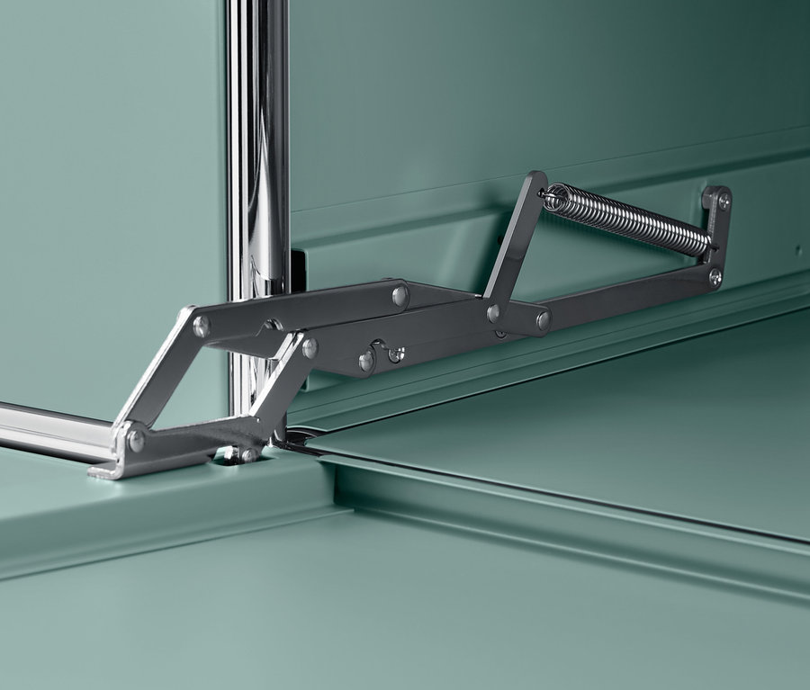 Detailaufnahme vom Inneren eines salbeigrünen Sideboards »CN3« mit 2 versetzbaren Klappfächern.