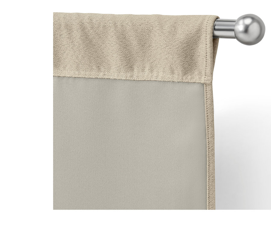 Detailaufnahme von beigen 2 Verdunkelungs-Vorhangschals, die an einer Metallstange hängen.