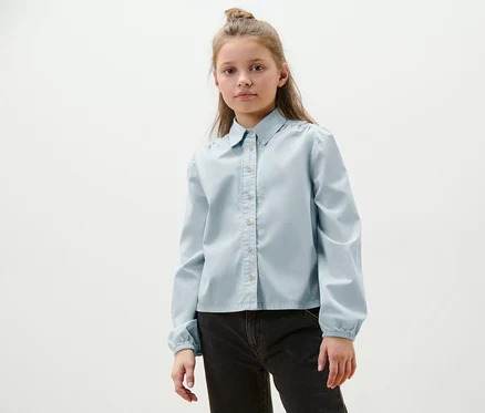 Porträt eines Mädchens in einer Kinder-Jeansbluse.