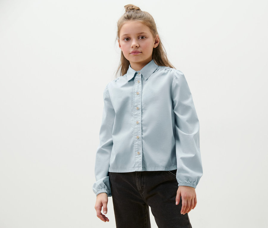 Porträt eines Mädchens in einer Kinder-Jeansbluse.