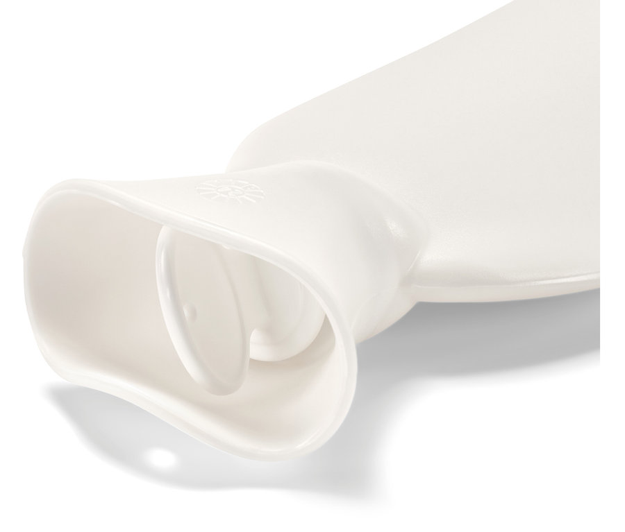 Weiße Wärmflasche mit Verschluss und Band.