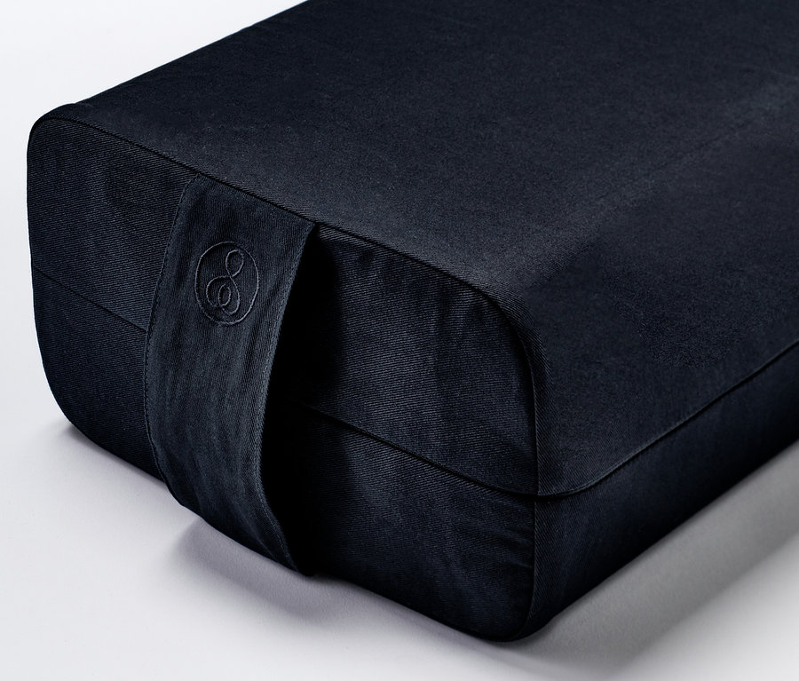 Ein marineblauer Yoga-Bolster.