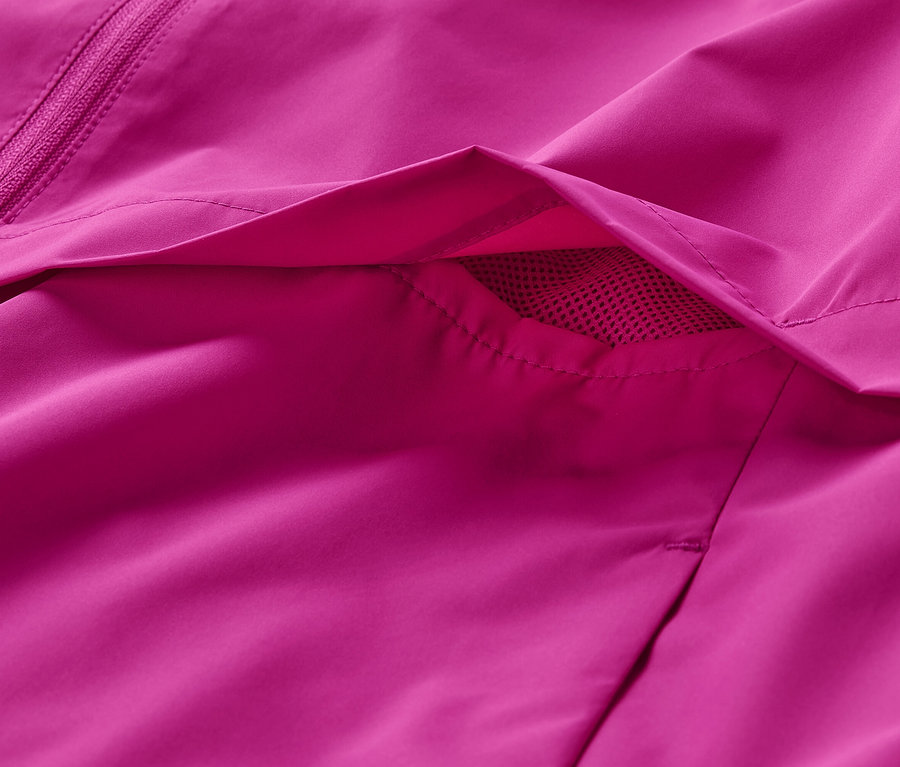 Detailansicht einer pinkfarbenen Windprotection-Laufjacke mit Tasche.