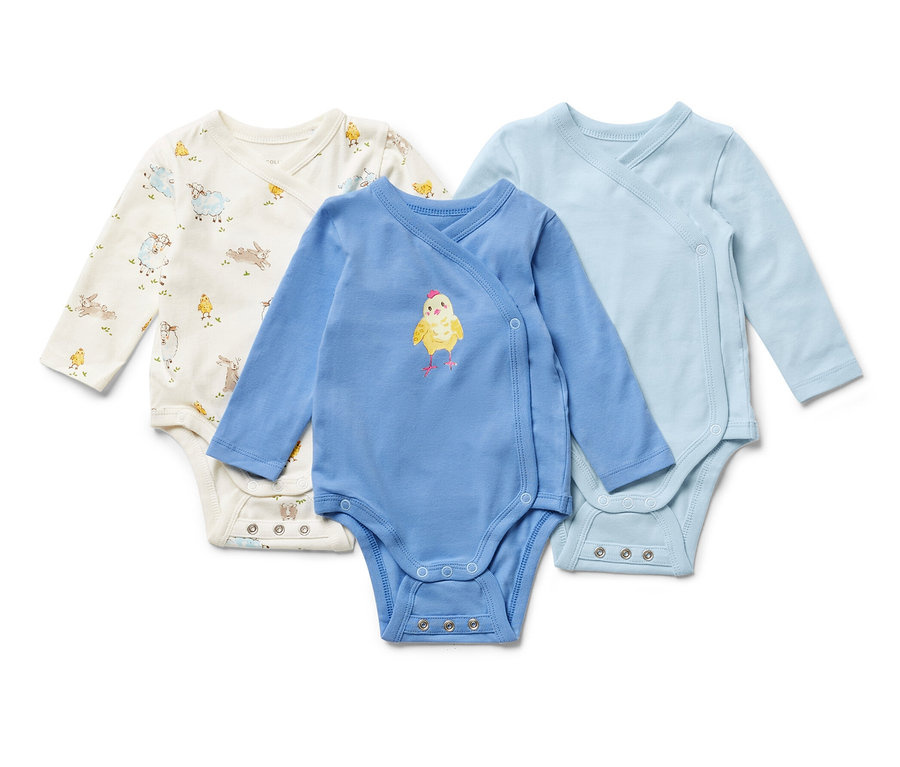 Drei blaue Baby-Bodys mit Mitwachsfunktion.