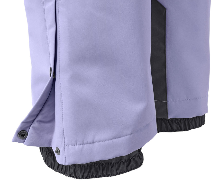 Detailansicht einer fliederfarbenen Ski- und Snowboardhose mit geöffnetem Beinabschluss.