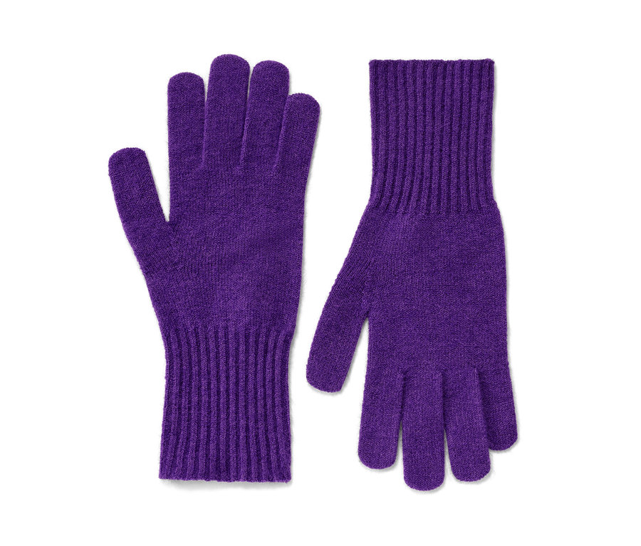 Lila Strickhandschuhe.