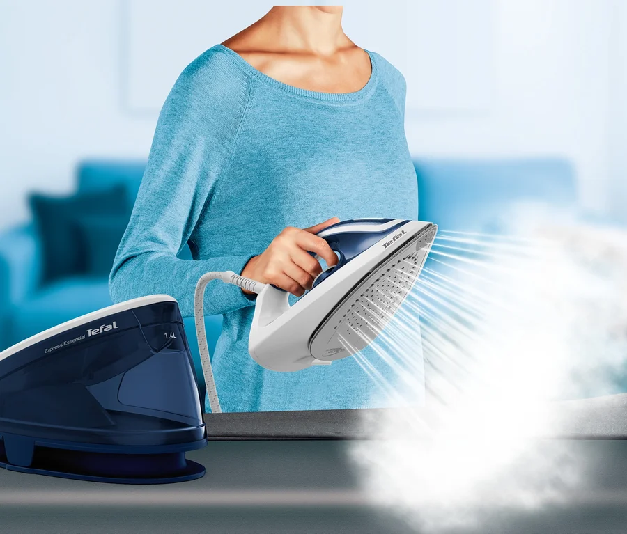 Frau bügelt Wäsche mit dem Tefal Express Essential Dampfbügeleisen.