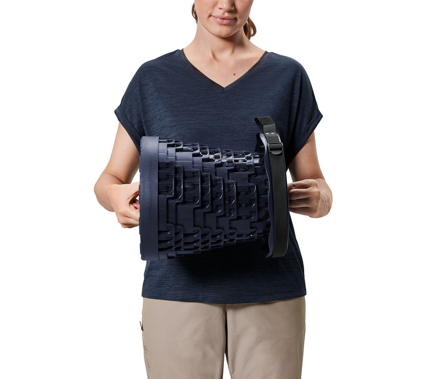 Frau hält einen Teleskop-Camping-Hocker.