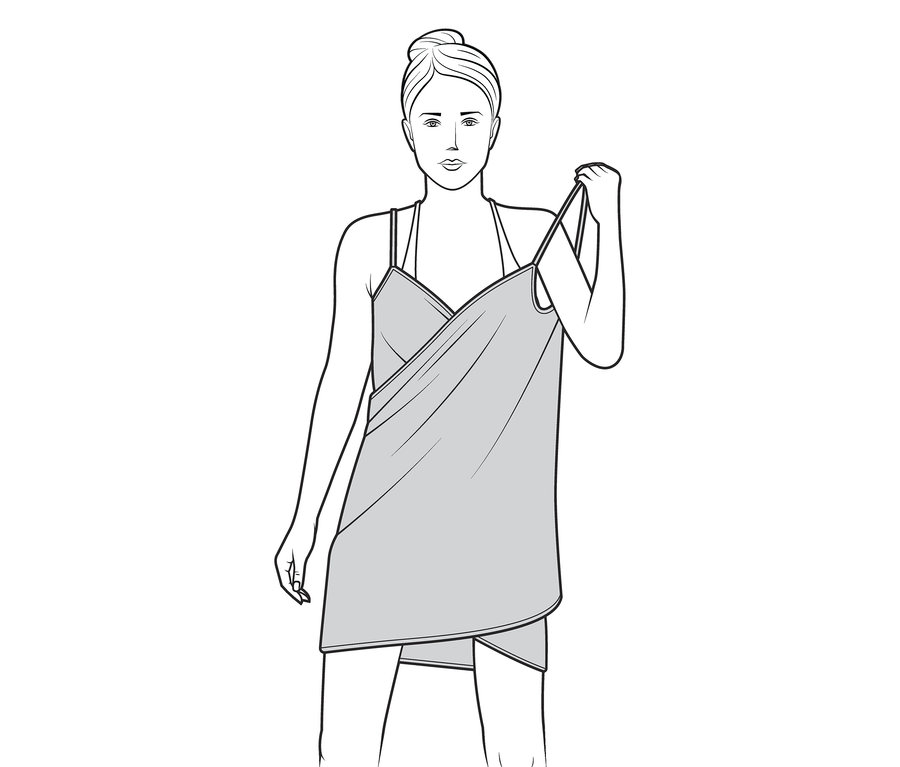 Frau hält Handtuch-Kleid hoch.