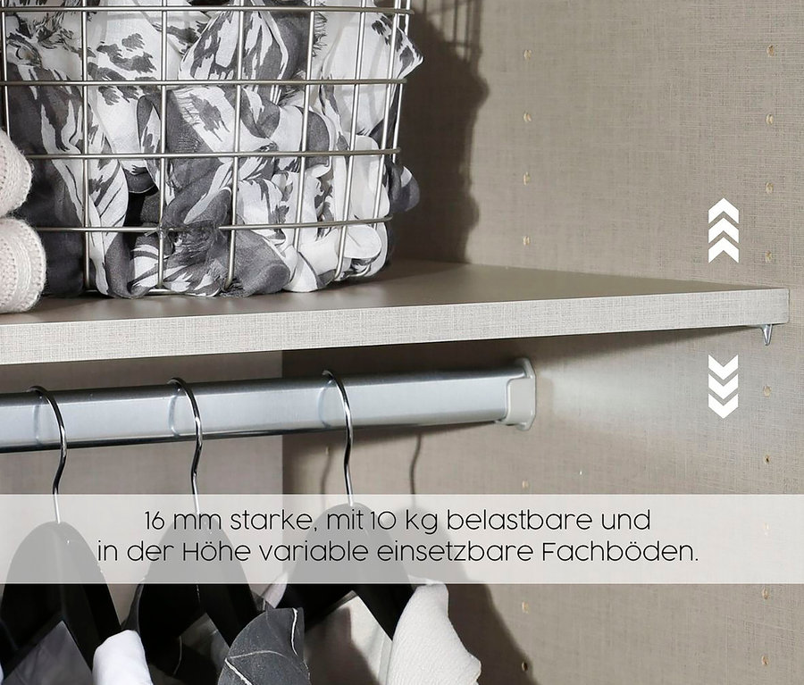 Kleidung in einem Drahtkorb auf einem Regal über einer Kleiderstange.