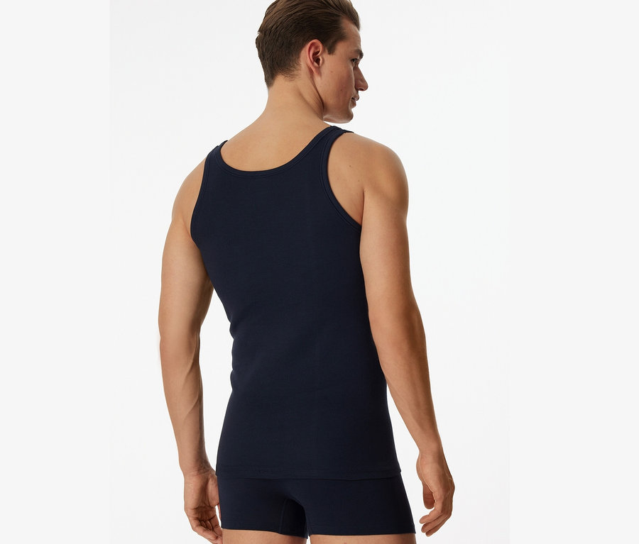 Mann von hinten trägt 2 SCHIESSER Unterhemden in Feinripp, blau.