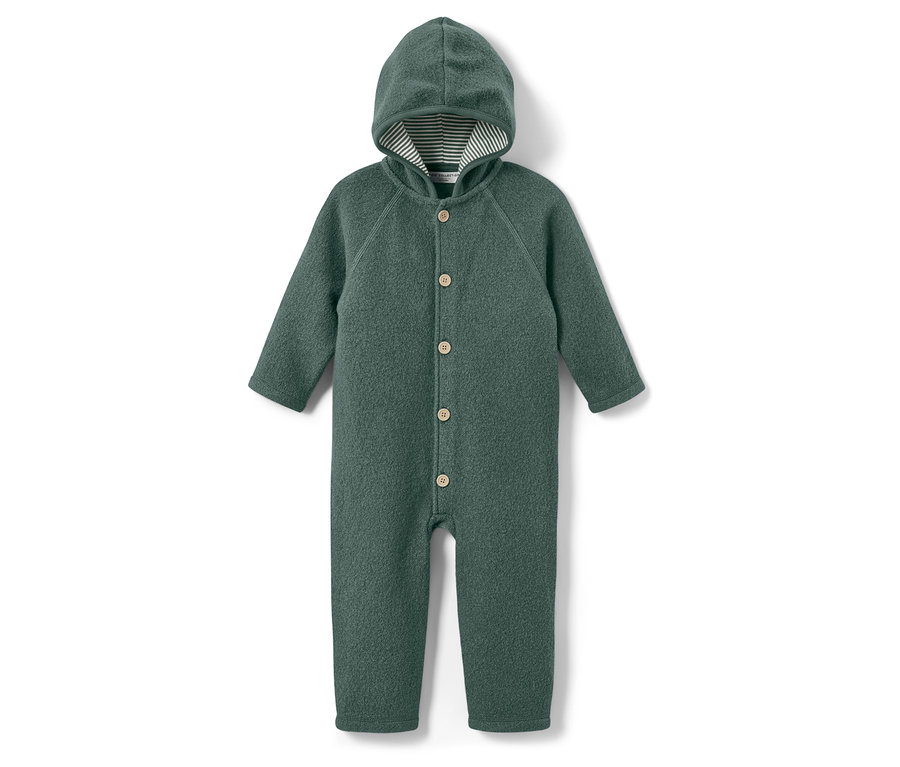 Ein grüner Baby-Overall mit Kapuze und Knöpfen auf hellem Hintergrund.