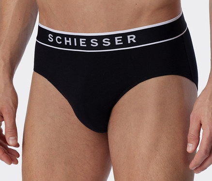 Mann trägt 3 SCHIESSER Rio-Slips mit Bio-Baumwolle, schwarz.
