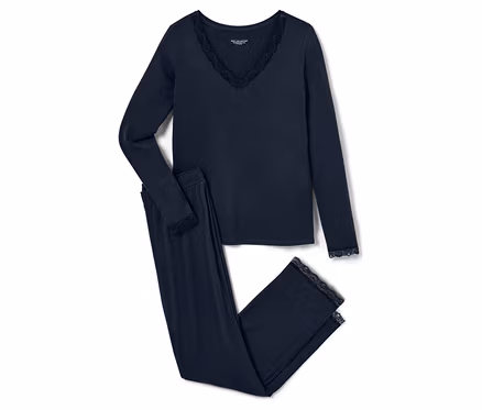 Marineblauer Langarm-Pyjama mit Spitze liegt auf einem weißen Hintergrund.