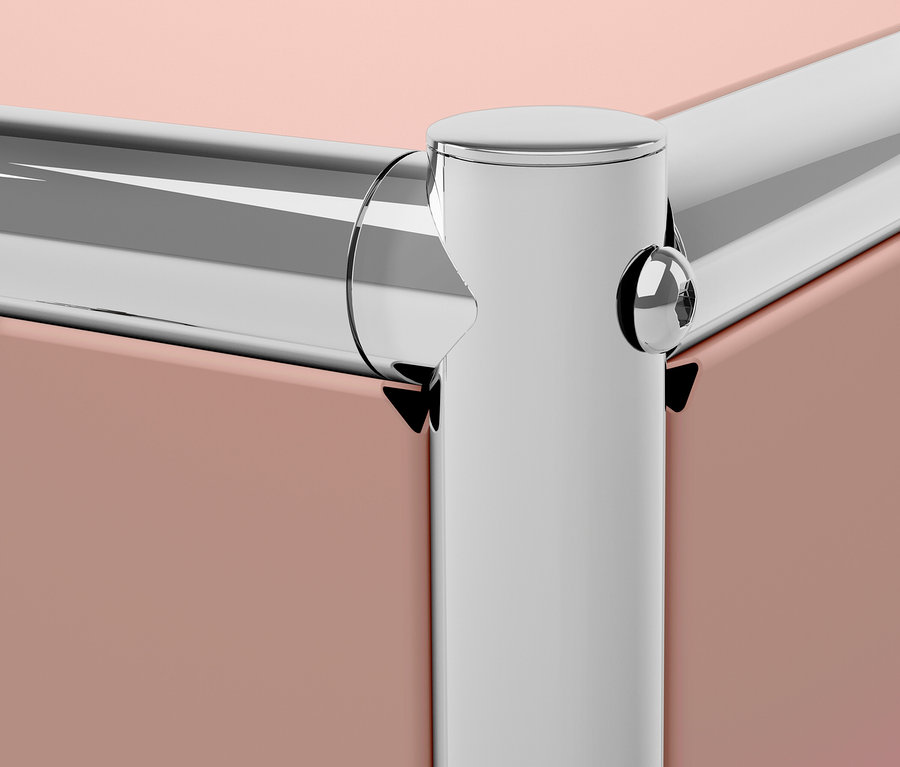 Detail einer Möbelecke mit rosa Paneelen und silbernen Metallkanten.