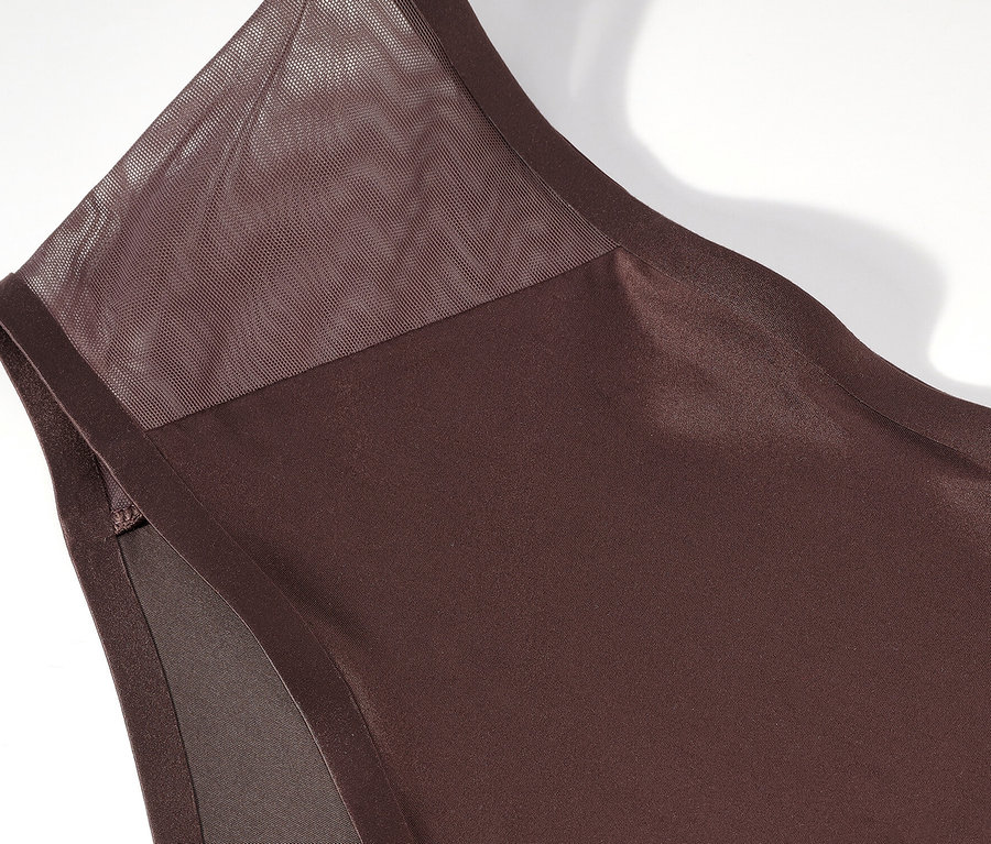 Detailaufnahme eines braunen Tanktops mit Netzdetails.