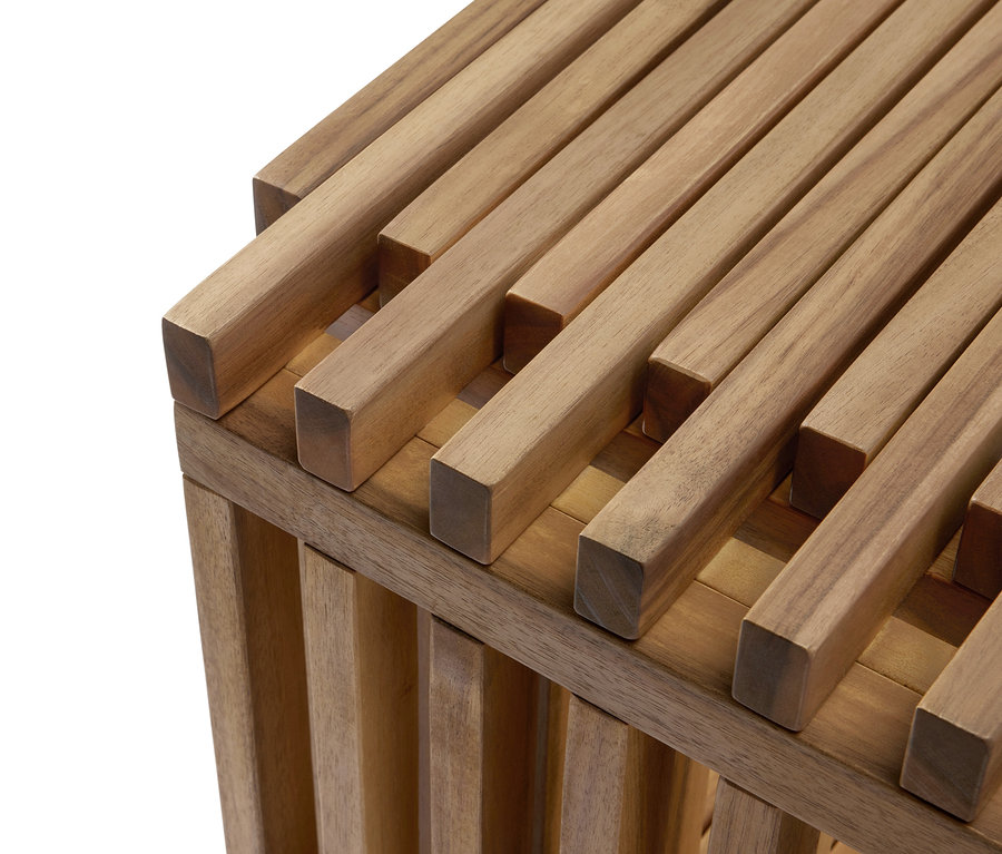 Nahaufnahme eines ausziehbaren Sideboards »FLEKSIBEL« aus Holz, das oben und seitlich parallele Holzlatten zeigt.