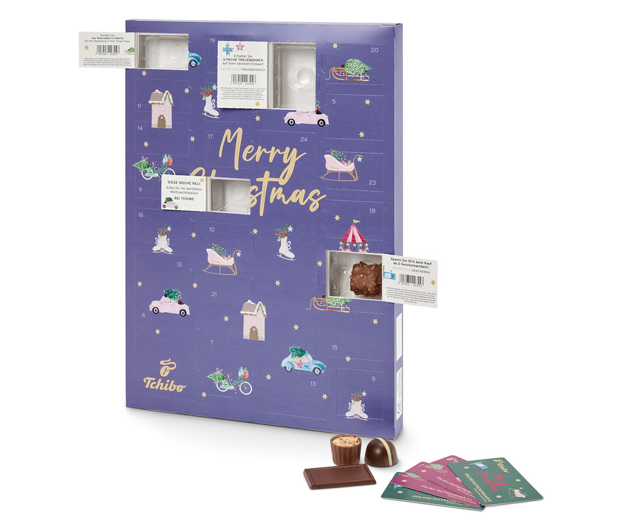 Lila Tchibo Adventskalender mit Merry Christmas Motiv, geöffneten Fenstern und Pralinen.