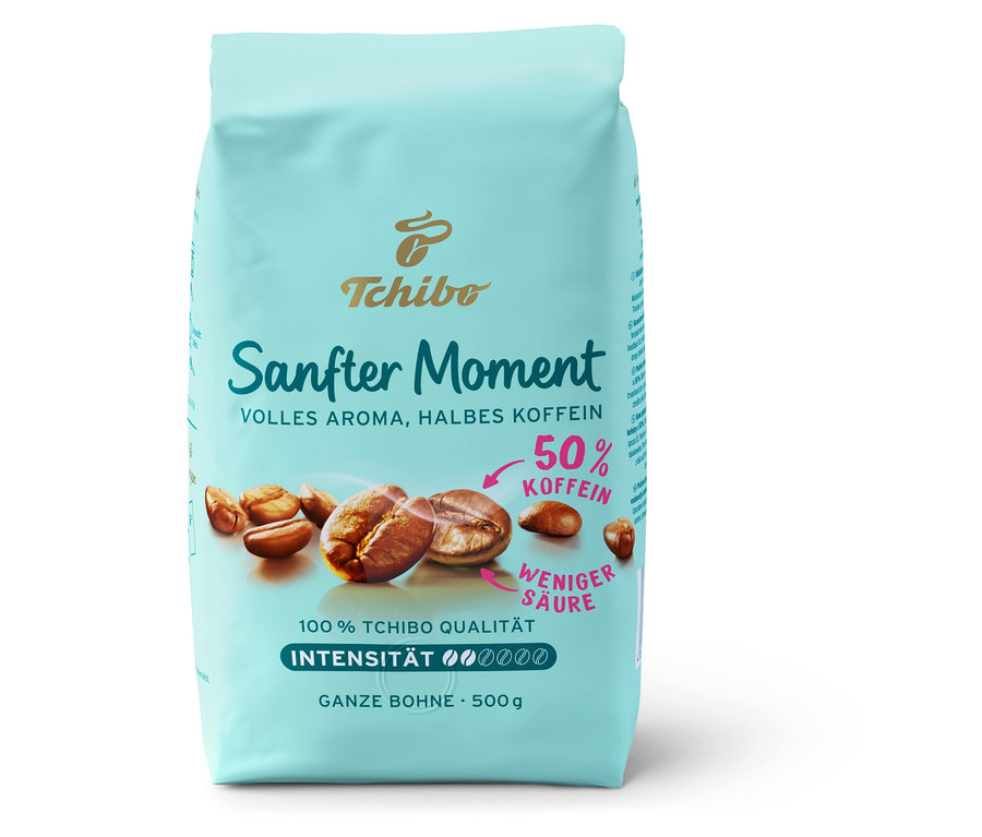 Eine Packung Tchibo Sanfter Moment Kaffee mit der Aufschrift "VOLLES AROMA, HALBES KOFFEIN" und 50 % Koffein.