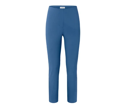 Blaue Stretchhose auf weißem Hintergrund.