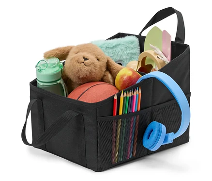 Ein schwarzer Organizer gefüllt mit Spielzeug, Buntstiften, Kopfhörern und einem Apfel.