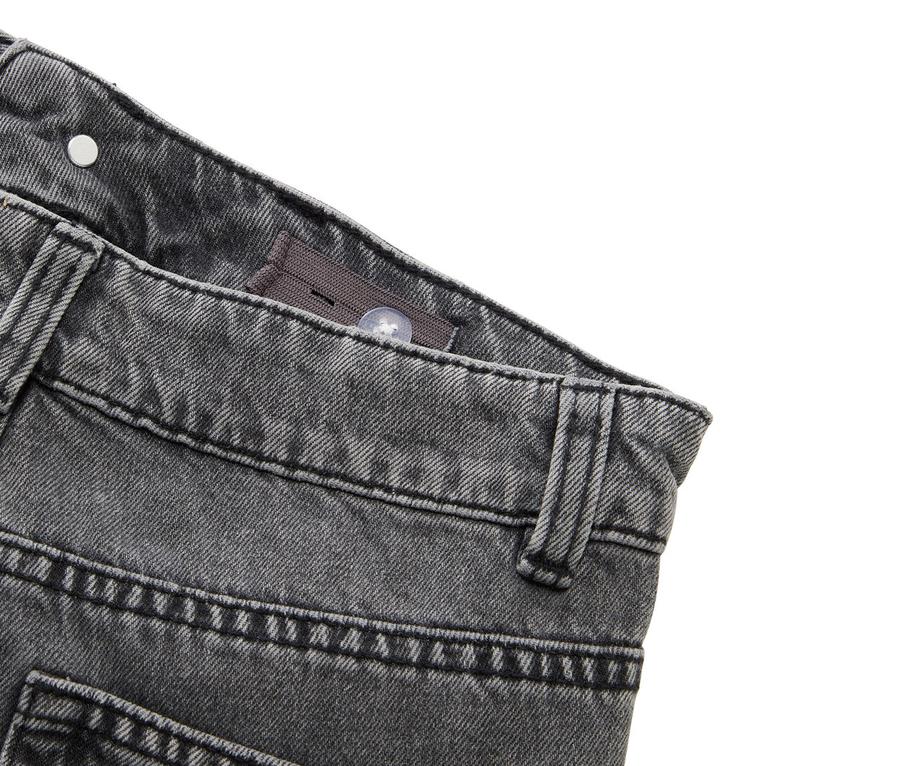 Detail einer grauen Jeans mit Knopf und Gürtelschlaufen.