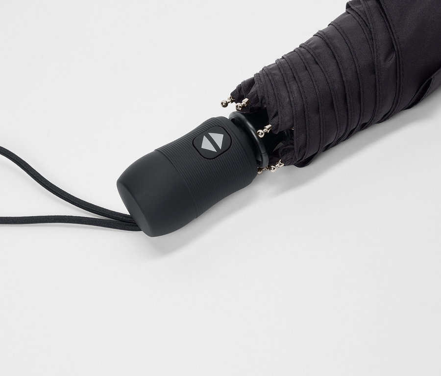 Nahaufnahme eines geschlossenen schwarzen Regenschirms mit Griff und Trageschlaufe auf einem weißen Hintergrund.