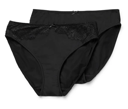 Zwei schwarze Slips, einer mit Spitze, liegen übereinander.