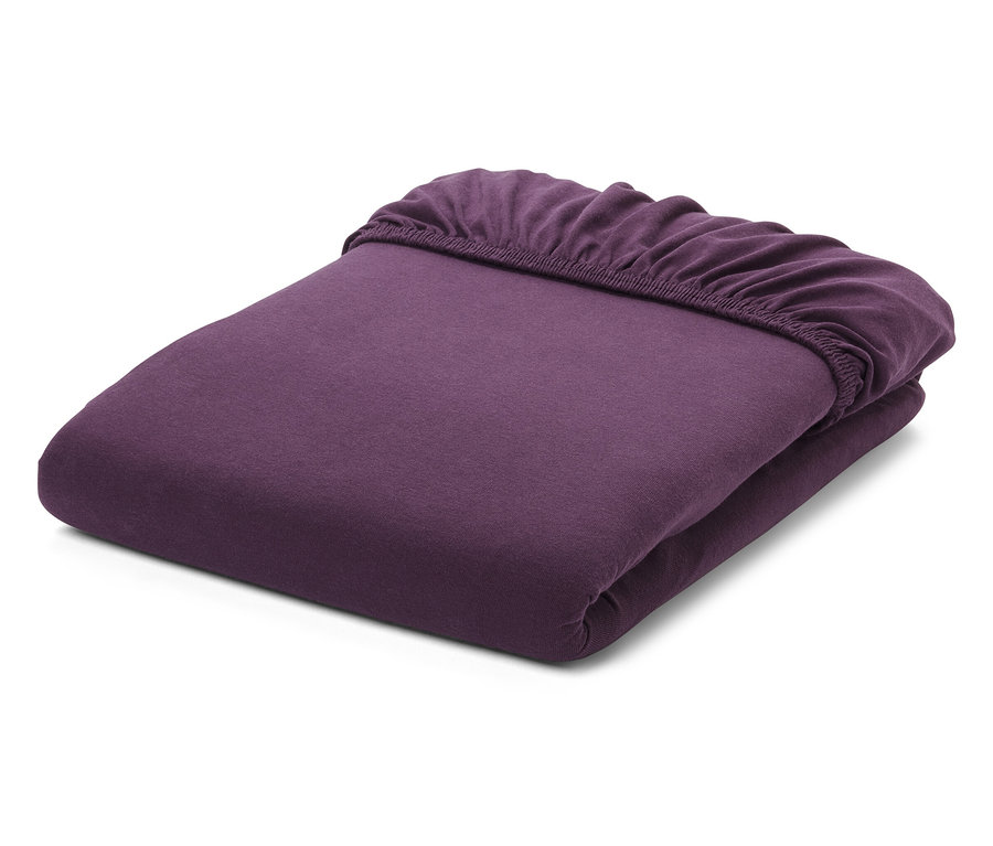 Gefaltetes, violettes Spannbettlaken.