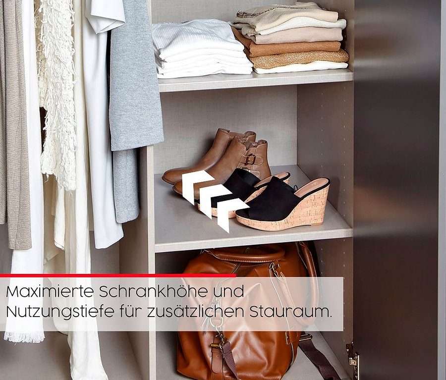 Kleidung, Schuhe und eine Handtasche in einem Schrank verstaut.
