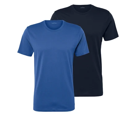 Zwei T-Shirts, eins blau und eins dunkelblau, liegen nebeneinander.