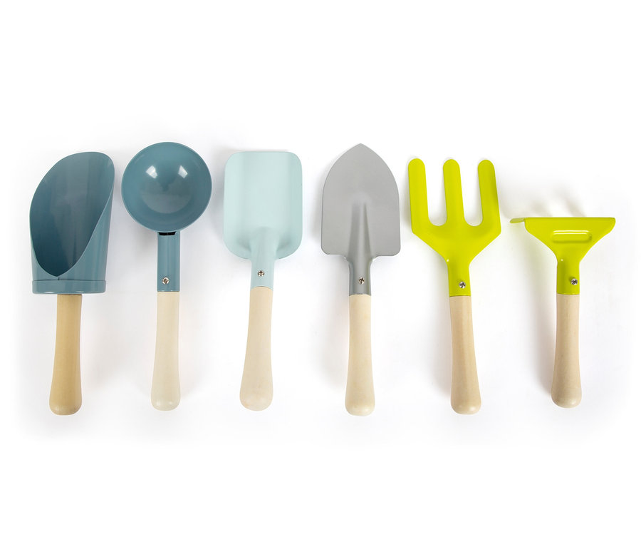 Reihe von small foot Gartengeräte Spielzeuge mit Holzgriffen auf weißem Hintergrund.