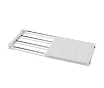 Ein flexibles, weißes Regalboden mit Metallstangen.