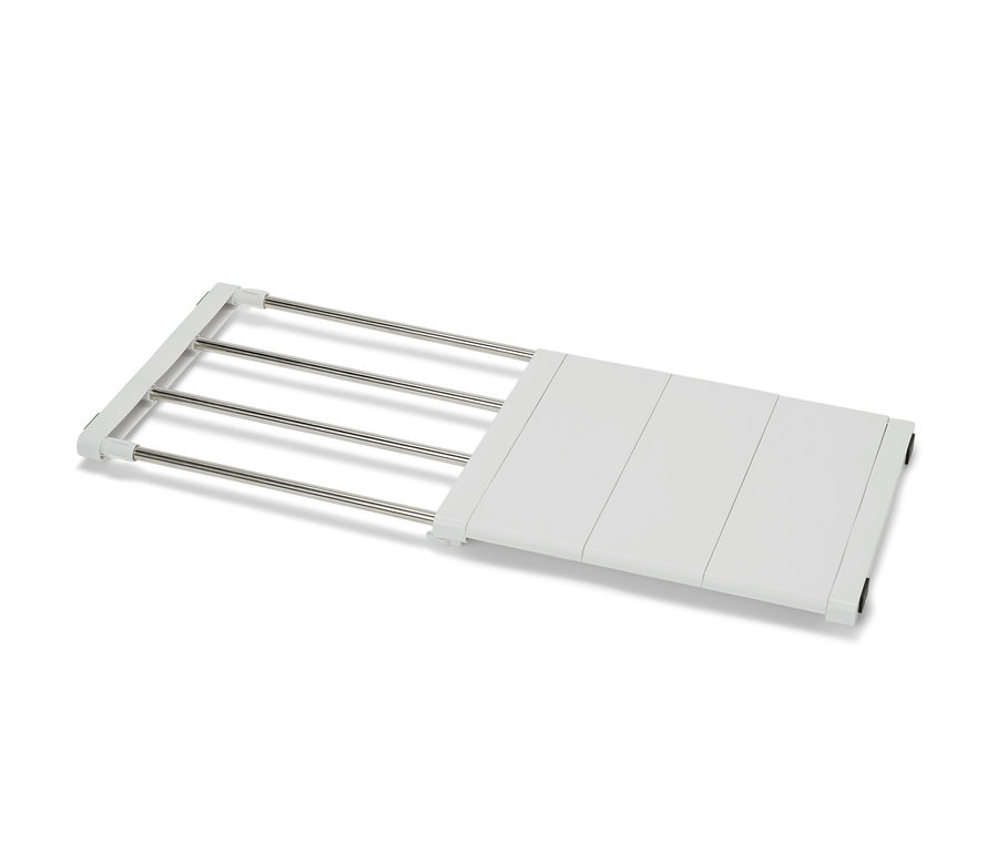 Ein flexibles, weißes Regalboden mit Metallstangen.