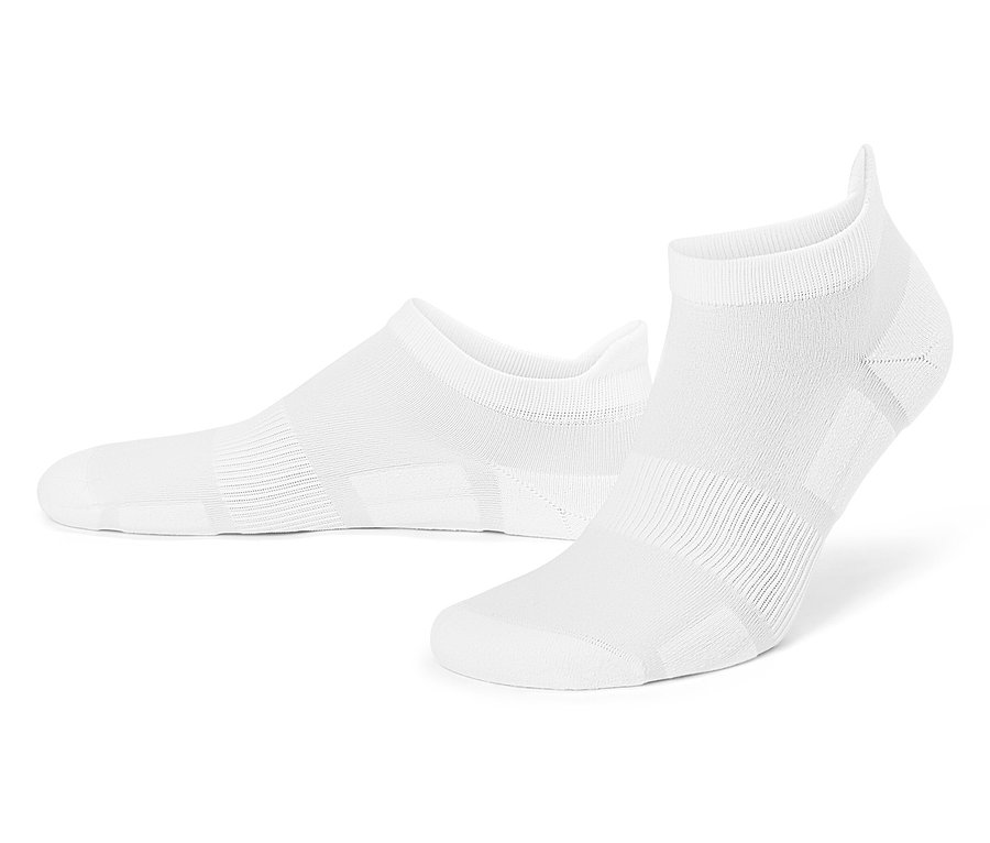 Zwei weiße, kurze Socken liegen auf einem weißen Hintergrund.