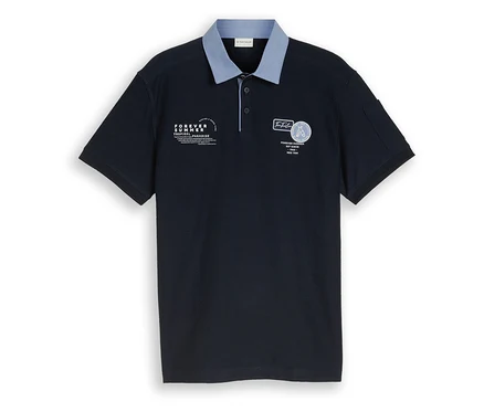 Ein dunkelblaues Kurzarm-Poloshirt mit hellblauem Kragen und Zwei-Knopf-Leiste. Die Vorderseite zeigt weiße Grafikdrucke und Aufnäher, darunter Text wie "FOREVER SUMMER TROPICAL PARADISE".
