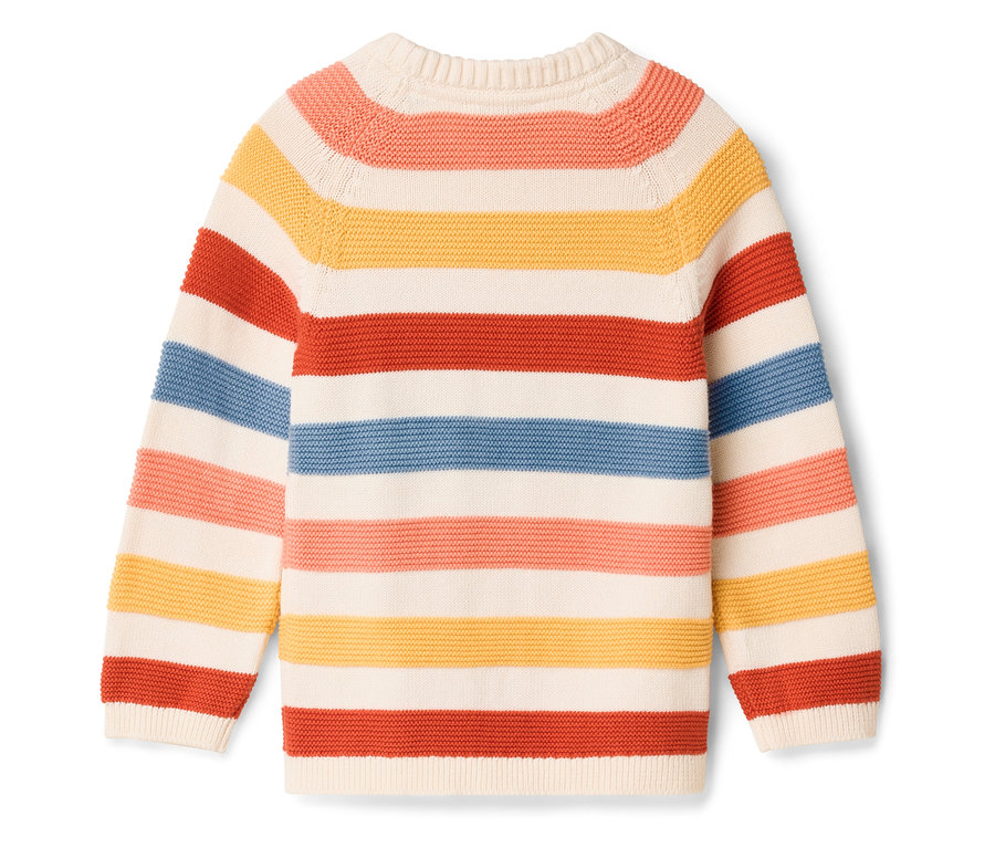 Ein gestreifter Pullover in den Farben Weiß, Gelb, Orange, Rot und Blau liegt auf einer weißen Oberfläche.